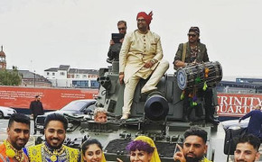 Chú rể 'chơi trội', mang xe tăng đi đón dâu