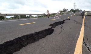Đường tránh hơn 200 tỷ đồng vừa hoàn thành đã sụt lún, nứt toác