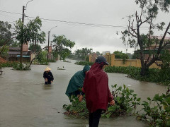 Mưa lũ hoành hành, hàng loạt trường ở nhiều địa phương hoãn khai giảng năm học mới