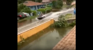 Video: Dân Bahamas lái xuồng tốc độ, lướt băng băng trên phố ngập nước
