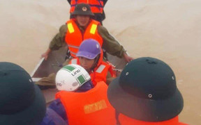 Chèo thuyền vượt lũ, đưa 3 sản phụ ở Hà Tĩnh đến bệnh viện sinh con