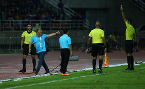 Bị phạt thẻ vàng, HLV Park Hang Seo nói đùa: 'Tôi từng bị đuổi, kỷ luật mấy trận cơ'