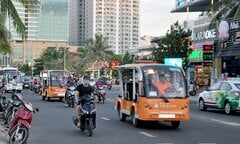 Xe điện 4 bánh 'đại náo' phố phường Đà Nẵng