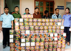 Bắt 6 kẻ dùng xe tải chở 3,5 tạ pháo nổ từ Lào về Việt Nam tiêu thụ