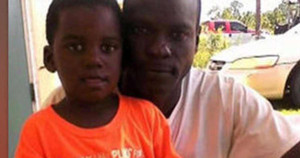 Cha bế con trai lên mái nhà tránh cá sấu nhưng bị bão thổi bay