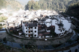 Ngắm kiến trúc cổ bên trong ngôi làng tròn nhất thế giới