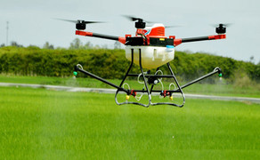 Nông dân dùng máy bay không người lái phun thuốc sâu ở Long An