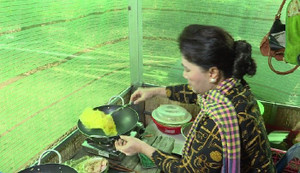 Video: Chủ tịch QH Nguyễn Thị Kim Ngân đổ bánh xèo đãi bà con Đồng Tháp