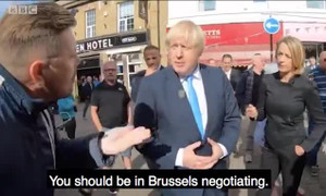 Video: Thủ tướng Anh bị ‘mắng như tát nước’