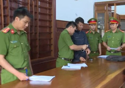 Bắt chủ doanh nghiệp chứa gỗ lậu ở Đắk Lắk