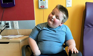 Cậu bé 4 tuổi 'ăn không biết no' nặng 51 kg