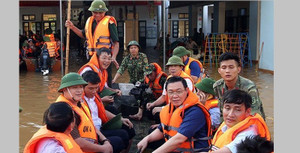 Phó Thủ tướng Vương Đình Huệ đi thuyền vào thăm bà con vùng 'rốn lũ' Hà Tĩnh