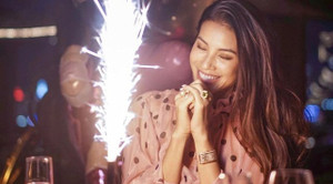 Sang Mỹ, Phạm Hương liên tục khoe nhẫn kim cương, siêu xe và biệt thự lộng lẫy