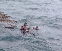 Các thuyền viên chìm tàu trên biển Quảng Bình đoàn tụ với gia đình trong nước mắt