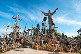 Bí ẩn ngọn đồi với 200.000 cây thánh giá chưa có lời giải