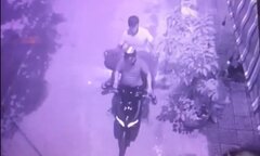 Chỉ 55 giây, 2 tên trộm 'nẫng' gọn bức tượng 200 triệu đồng ở Đà Nẵng