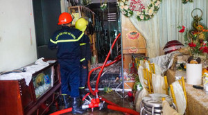 Nhà bốc cháy dữ dội ngay sau đám cưới