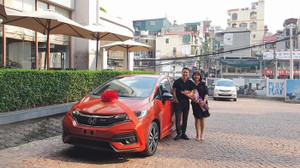 Sếp Việt tặng quà sinh nhật cho nhân viên bằng ô tô