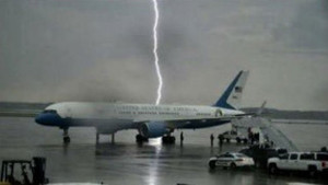 Tổng thống Trump đăng ảnh chuyên cơ Không lực Một suýt bị sét đánh