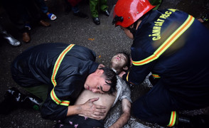 Video: Giải cứu nam thanh niên mắc kẹt trong vụ cháy ngôi nhà 5 tầng ở Hà Nội