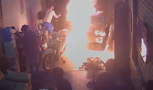 Video: Nam thanh niên đem xăng đốt tiệm cầm đồ ở TP.HCM