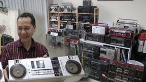 Chiêm ngưỡng bộ sưu tập gần 1000 chiếc radio cassette cổ tại Hà Nội