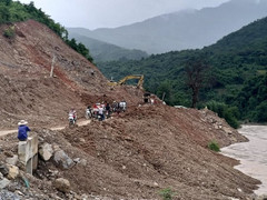 Thi công mở rộng đường, nhà thầu tự ý đổ đất thải xuống sông ở Nghệ An