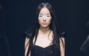 Siêu mẫu Trung Quốc hai lần 'vồ ếch' trên sàn catwalk