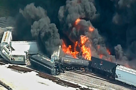 Video: Kinh hoàng tàu hàng 16 toa trật ray, bốc cháy ngùn ngụt ở Mỹ