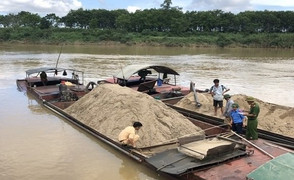 Bắt giữ thêm 11 thuyền khai thác cát trái phép trên sông Lam