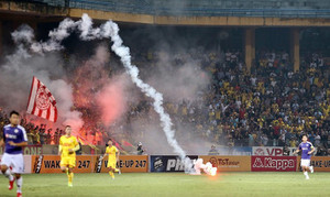 Đốt pháo sáng sân Hàng Đẫy: Trách nhiệm thuộc về ai?