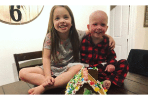 Rớt nước mắt hình ảnh bé gái 5 tuổi chăm em trai 4 tuổi bị ung thư