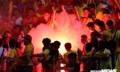 Sức khỏe nữ cổ động viên bị thương do pháo sáng trên sân Hàng Đẫy giờ ra sao?