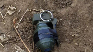 Trẻ mẫu giáo mang lựu đạn thật đến trường