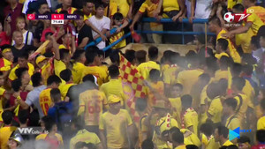 Video: CĐV Nam Định đốt pháo sáng, đánh nhau với cảnh sát cơ động