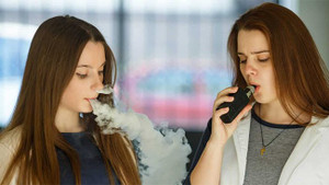 Thanh niên 18 tuổi mà có lá phổi như 70 tuổi khiến Mỹ xem xét cấm thuốc lá điện tử