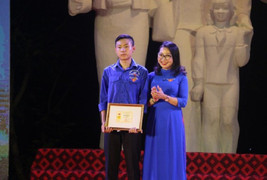 Bộ trưởng Bộ GD&ĐT tặng bằng khen cho nam sinh dũng cảm cứu người dưới dòng nước lũ