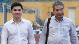 CĐV bắn pháo sáng suýt chết người: Chủ tịch Hà Nội FC bị cảnh cáo