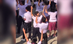 Cười ngất với nam sinh 'hờ hững' vừa tập thể dục, vừa học bài trên sân trường
