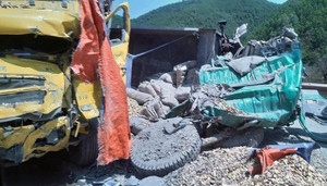 Xe chở xi măng đâm trực diện ô tô tải chở dăm gỗ, 2 tài xế thương nặng