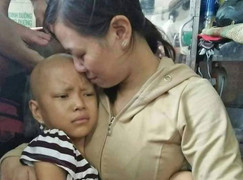 Hành trình hai năm người mẹ nghèo cùng con gái 10 tuổi chống chọi bệnh ung thư