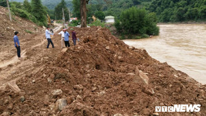 Nhà thầu tự ý trút đất xuống sông ở Nghệ An: Đã xúc gần 1.000m3 đất đổ về đúng vị trí