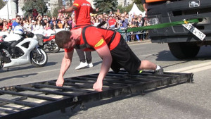 Video: Lực sĩ người Nga di chuyển cỗ xe nặng 30 tấn