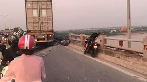 Xe container húc văng hàng loạt xe máy trên cầu Thanh Trì, một người rơi xuống sông Hồng