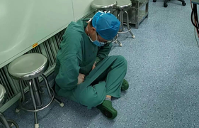 Hình ảnh bác sĩ ngồi bệt, ôm bụng đau đớn sau ca mổ 16 tiếng lấy nước mắt của dân mạng