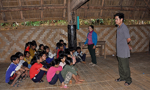 Giáo viên băng rừng lội suối đến từng nhà vận động, mời trẻ tới lớp