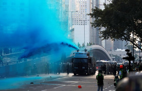 Cảnh sát Hong Kong phun vòi rồng, bắn hơi cay vào người biểu tình