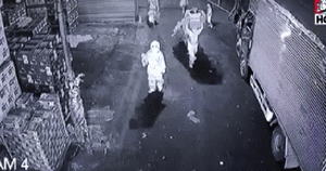 Clip: Bị chó đuổi, đoàn múa lân bỏ chạy 'mất dép'