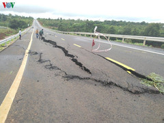Đường tránh 200 tỷ đồng chưa dùng đã nứt: 2 lãnh đạo bị tạm dừng phân công công tác