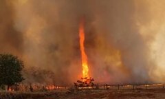 Vòi rồng lửa siêu hiếm quét qua trang trại ở Brazil